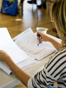 Élève prenant des notes pendant un cours