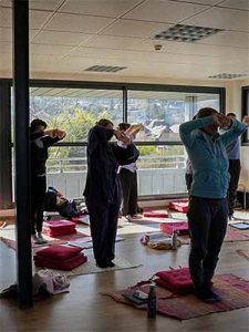 Cours de Qigong dans une salle de l’école