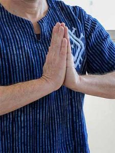 Mains jointes en salut, tenue de pratique