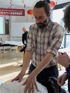 Enseignant montrant un geste de massage Tui Na