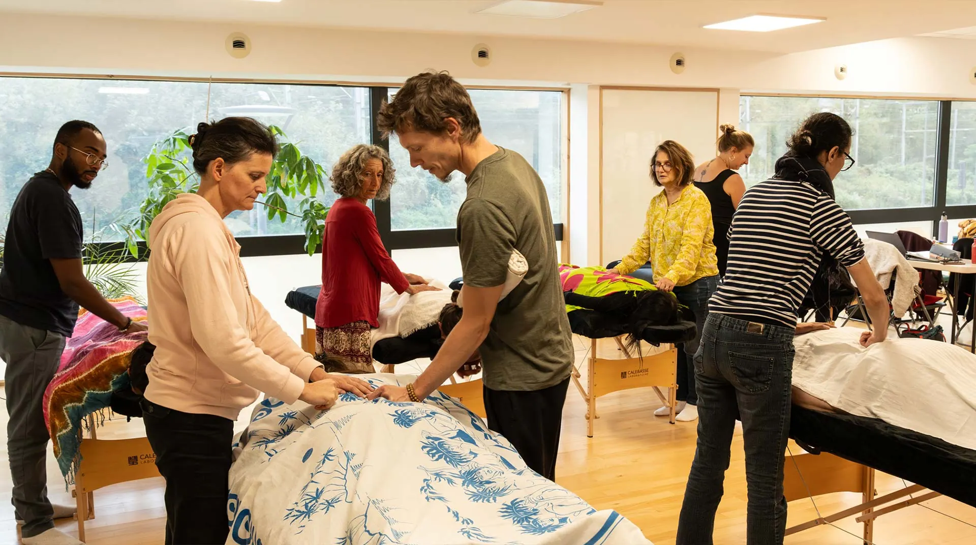Élèves en séance pratique de massage à l'école