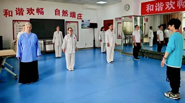 Pratique du Qigong à l'Université de médecine traditionnelle chinoise du Jiangxi