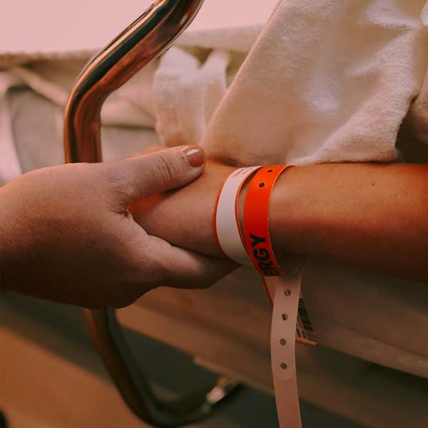 Bracelet d’hôpital au poignet, stage en milieu hospitalier