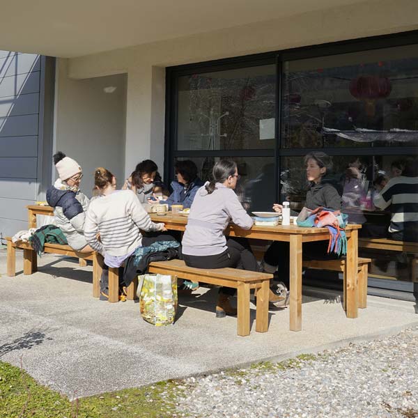 Élèves partageant un repas en terrasse