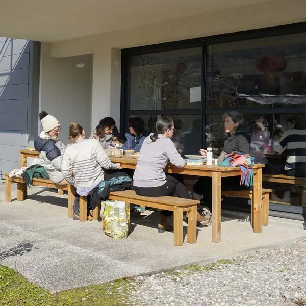 Élèves partageant un repas en terrasse
