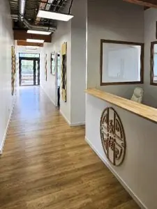 Couloir des locaux de l’école, emblème Chéng Xìn au mur