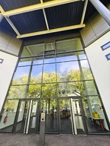 Entrée vitrée du bâtiment de l’école